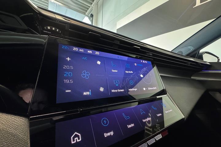 Grå Peugeot 308 fra 2023