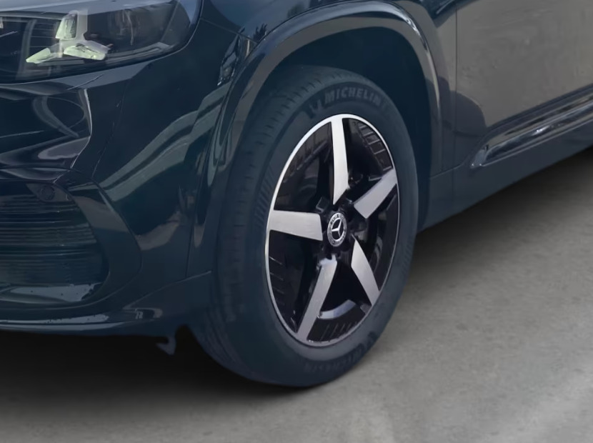 Sort Mercedes GLB250+ fra 2026 set udefra