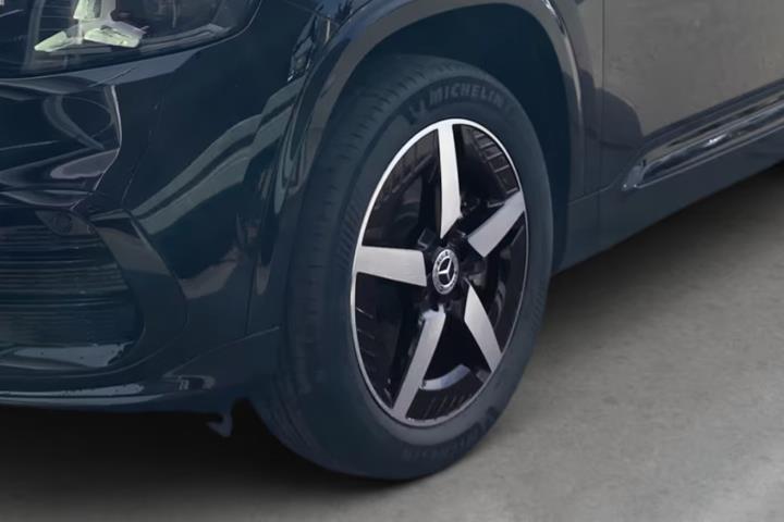Sort Mercedes GLB250+ fra 2026 set udefra