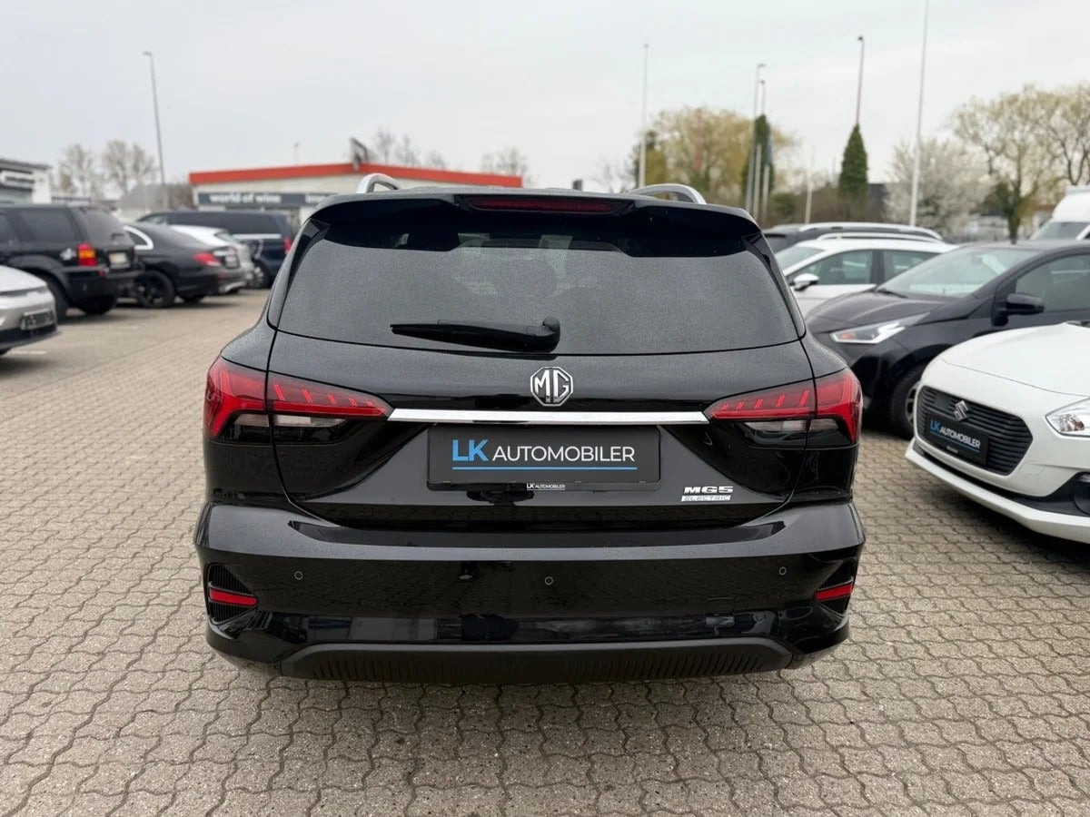 Sort MG MG5 fra 2022 set udefra