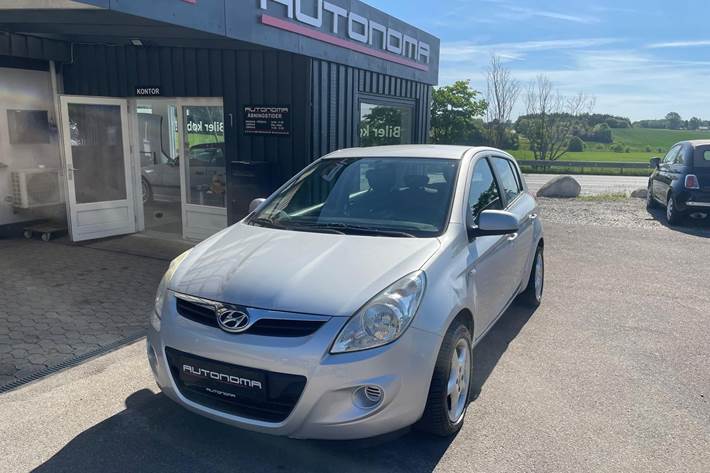 Sølv Hyundai i20 fra 2010