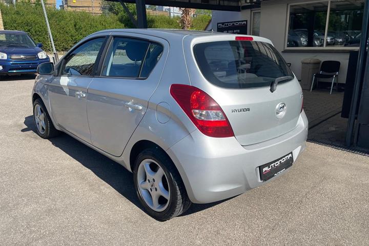 Sølv Hyundai i20 fra 2010