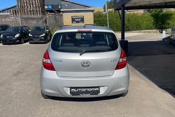 Sølv Hyundai i20 fra 2010