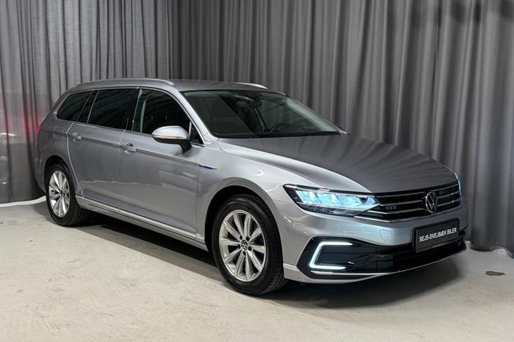 Sølv VW Passat fra 2021 set udefra
