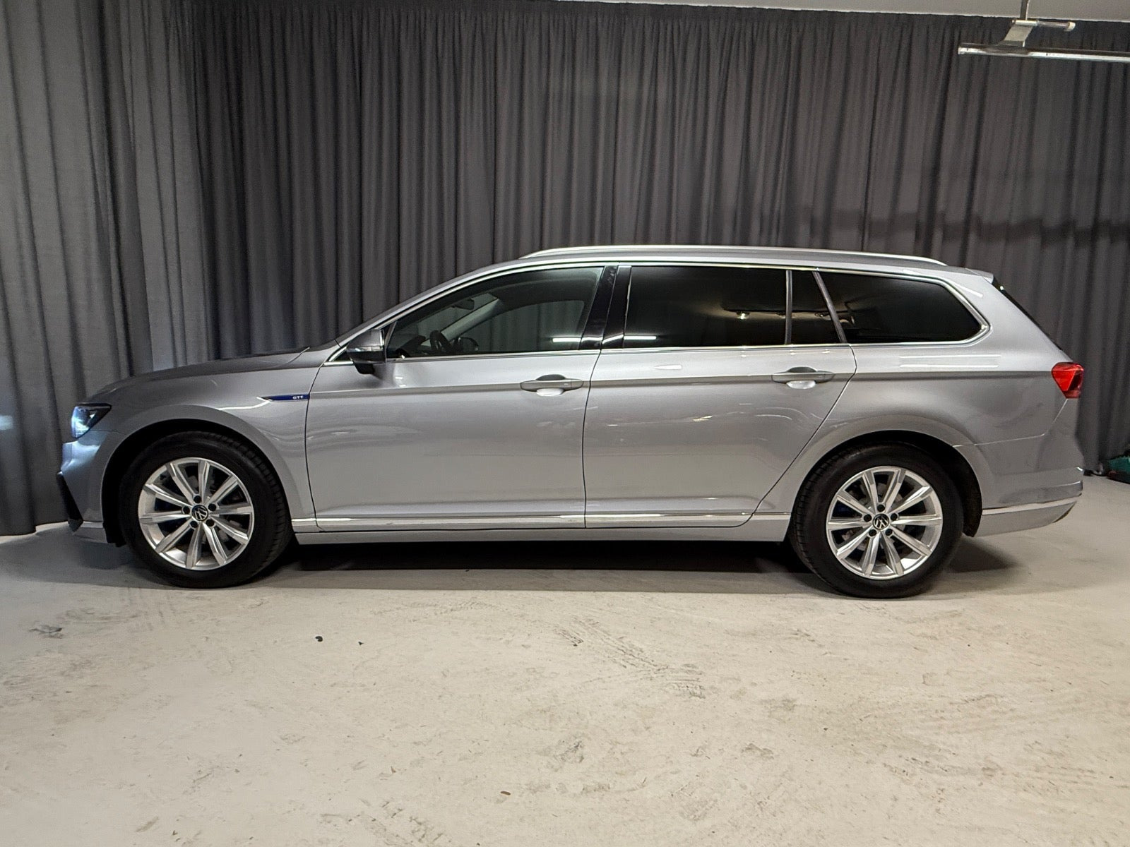 Sølv VW Passat fra 2021