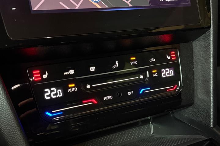 Sølv VW Passat fra 2021