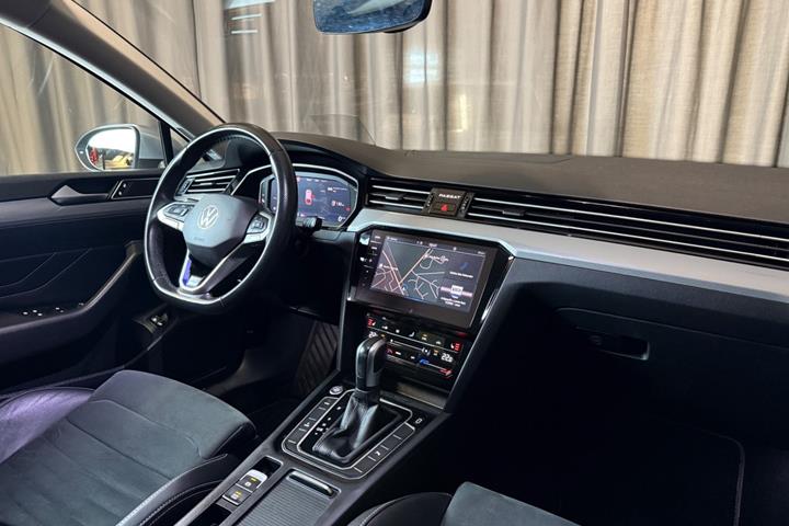 Sølv VW Passat fra 2021