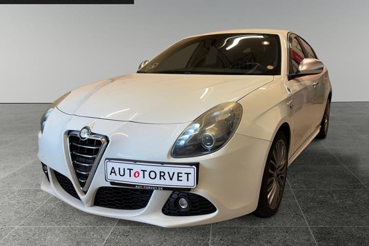 Hvid Alfa Romeo Giulietta fra 2011 set udefra