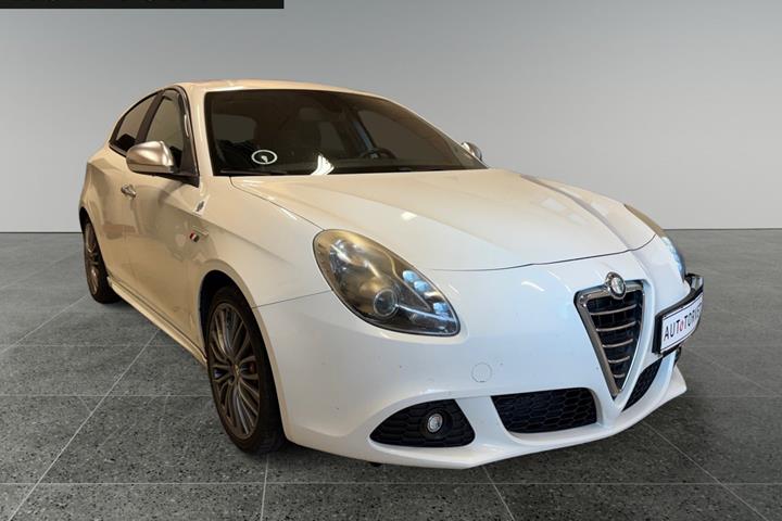 Hvid Alfa Romeo Giulietta fra 2011 set udefra