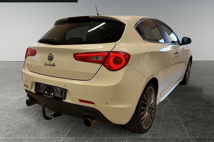 Hvid Alfa Romeo Giulietta fra 2011