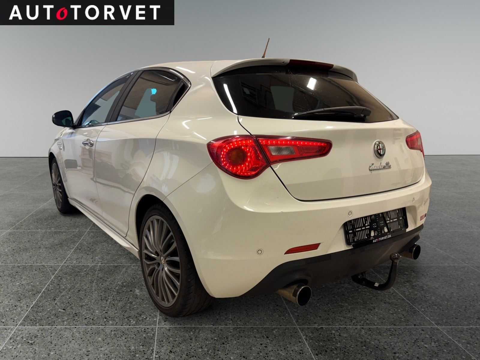Hvid Alfa Romeo Giulietta fra 2011