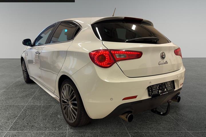 Hvid Alfa Romeo Giulietta fra 2011