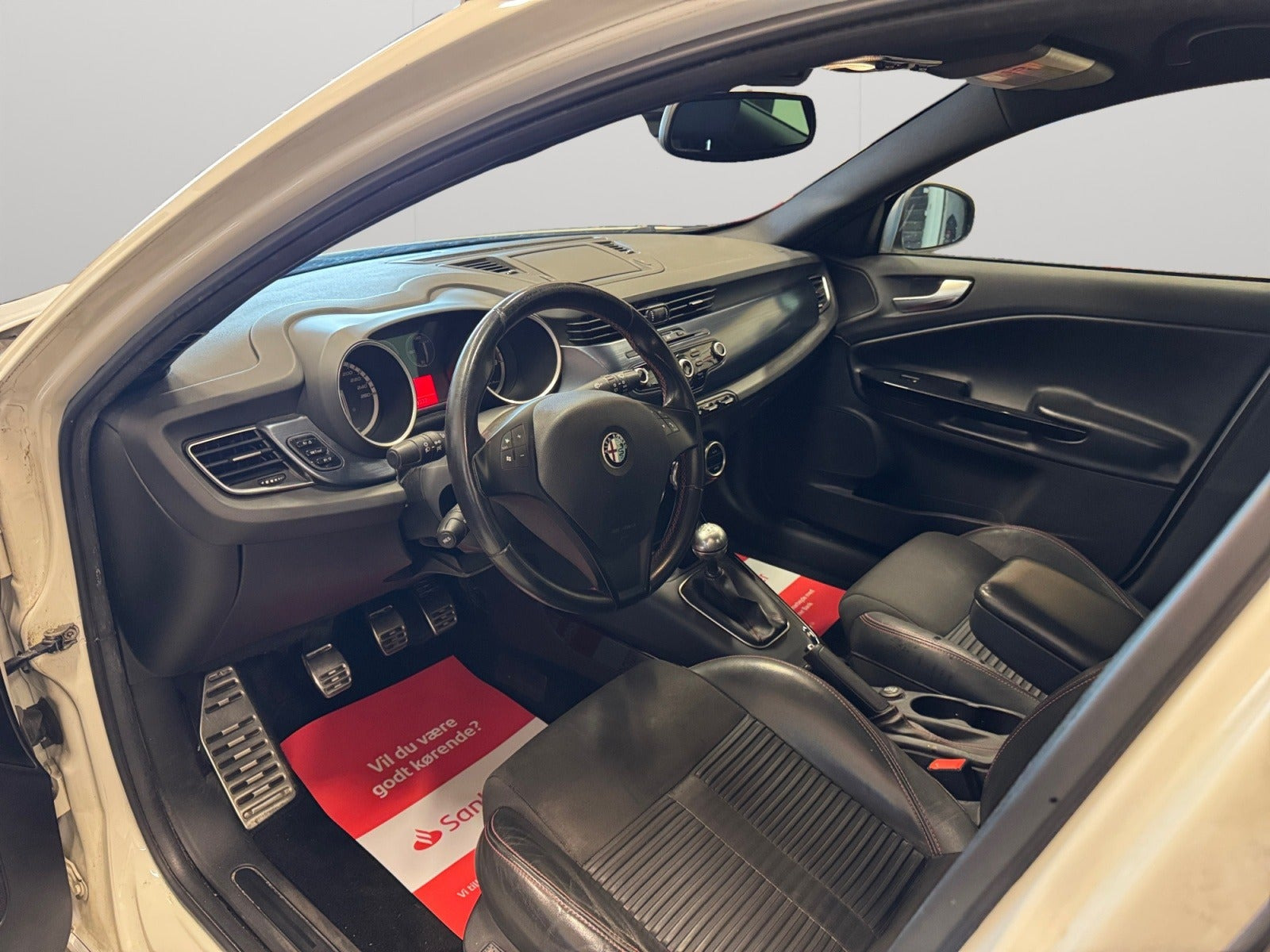 Hvid Alfa Romeo Giulietta fra 2011 set indefra