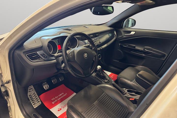 Hvid Alfa Romeo Giulietta fra 2011 set indefra