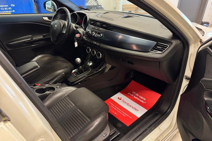 Hvid Alfa Romeo Giulietta fra 2011