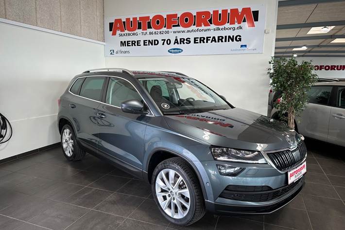 Grå Skoda Karoq fra 2021 set udefra
