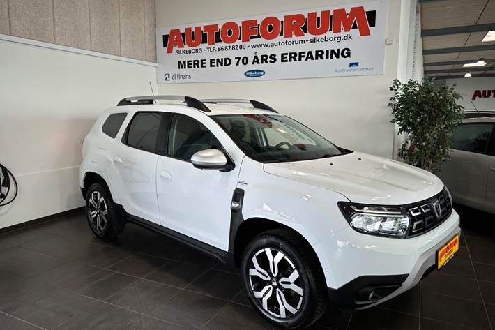 Hvid Dacia Duster fra 2022 set udefra