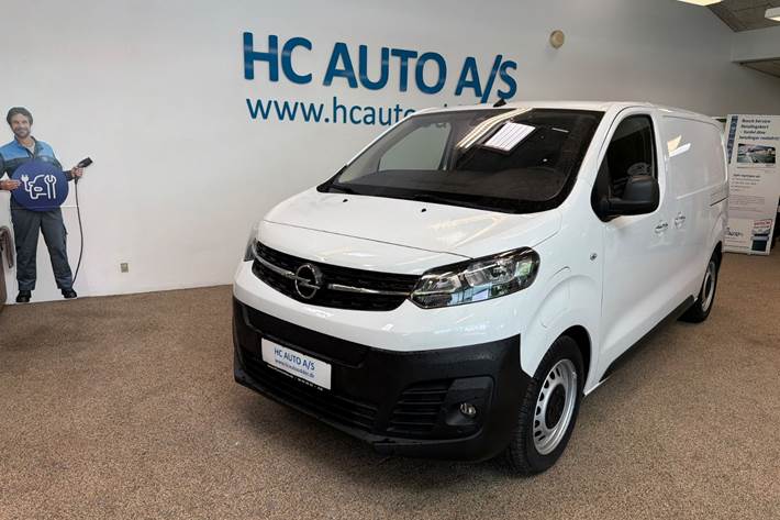 Hvid Opel Vivaro-e fra 2023 set udefra