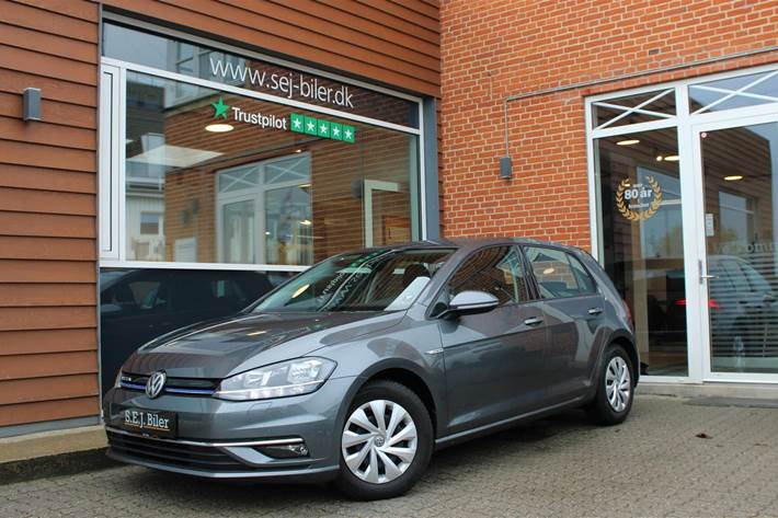 Grå VW Golf VII fra 2019