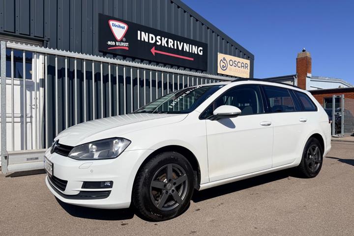 Hvid VW Golf VII fra 2015 set udefra