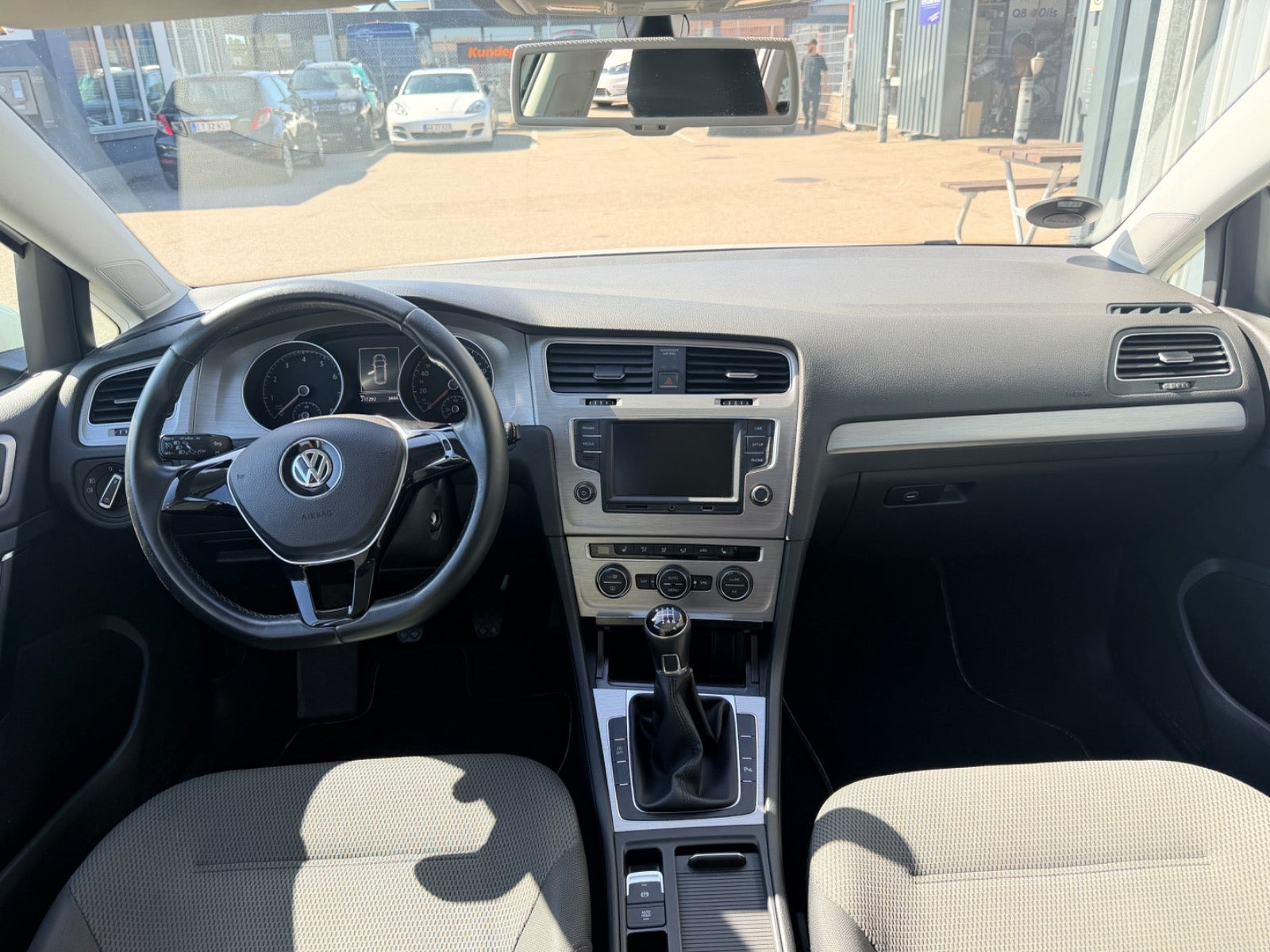Hvid VW Golf VII fra 2015