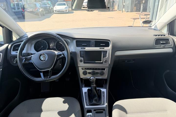 Hvid VW Golf VII fra 2015