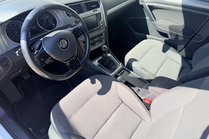 Hvid VW Golf VII fra 2015