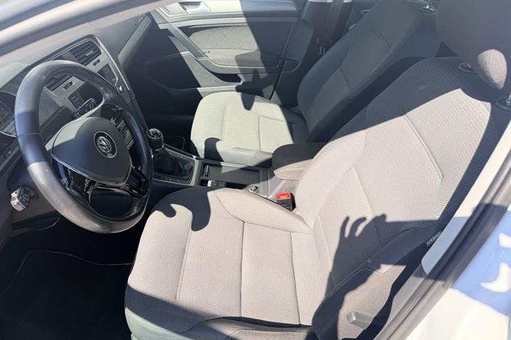 Hvid VW Golf VII fra 2015