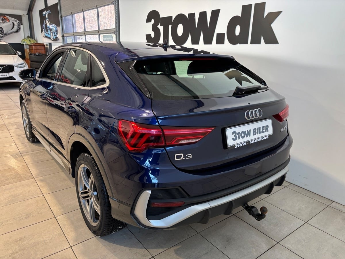Blå Audi Q3 fra 2021