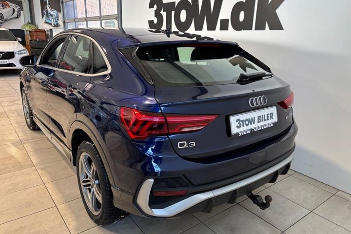 Blå Audi Q3 fra 2021