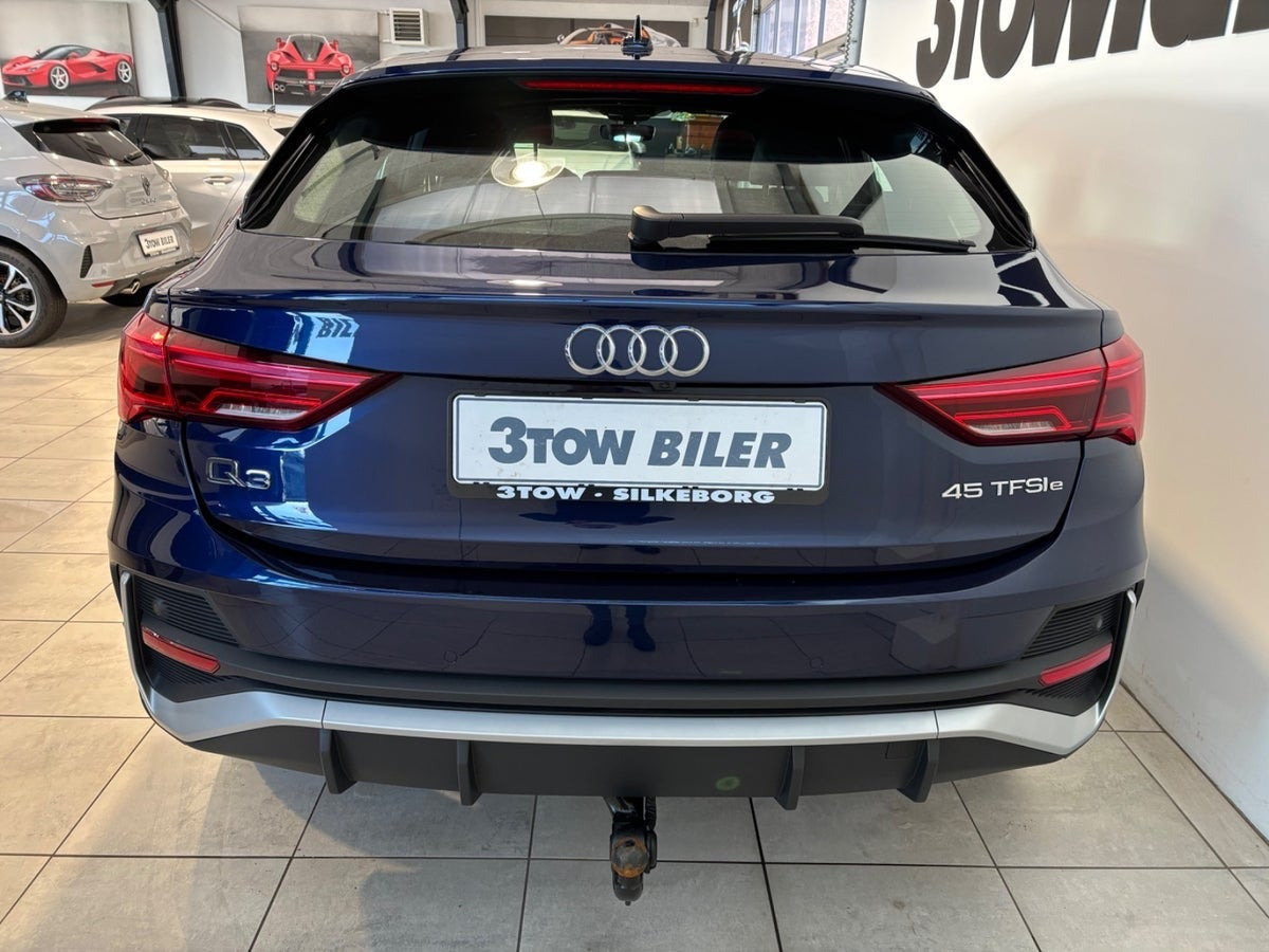 Blå Audi Q3 fra 2021