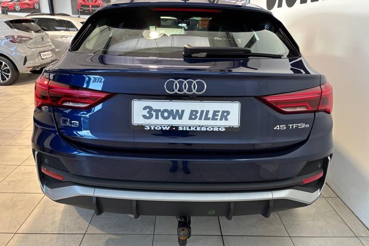 Blå Audi Q3 fra 2021