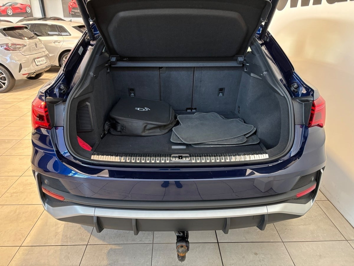 Blå Audi Q3 fra 2021