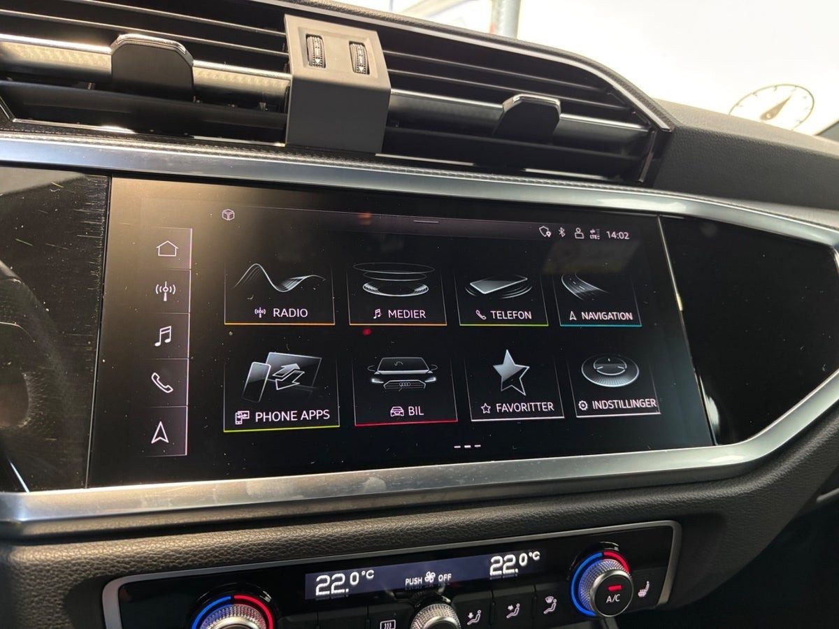 Blå Audi Q3 fra 2021