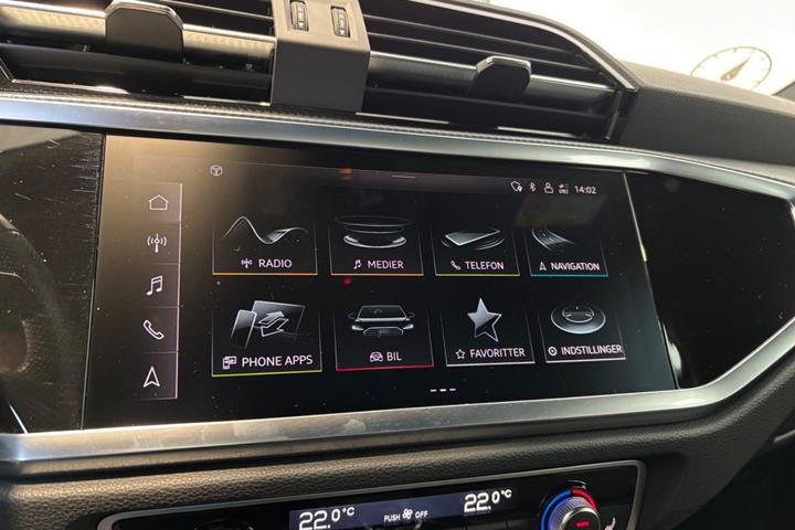 Blå Audi Q3 fra 2021