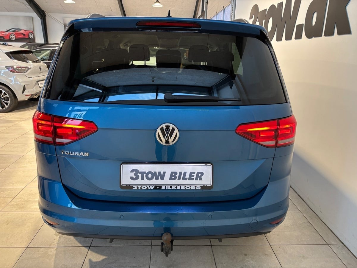 Blå VW Touran fra 2020