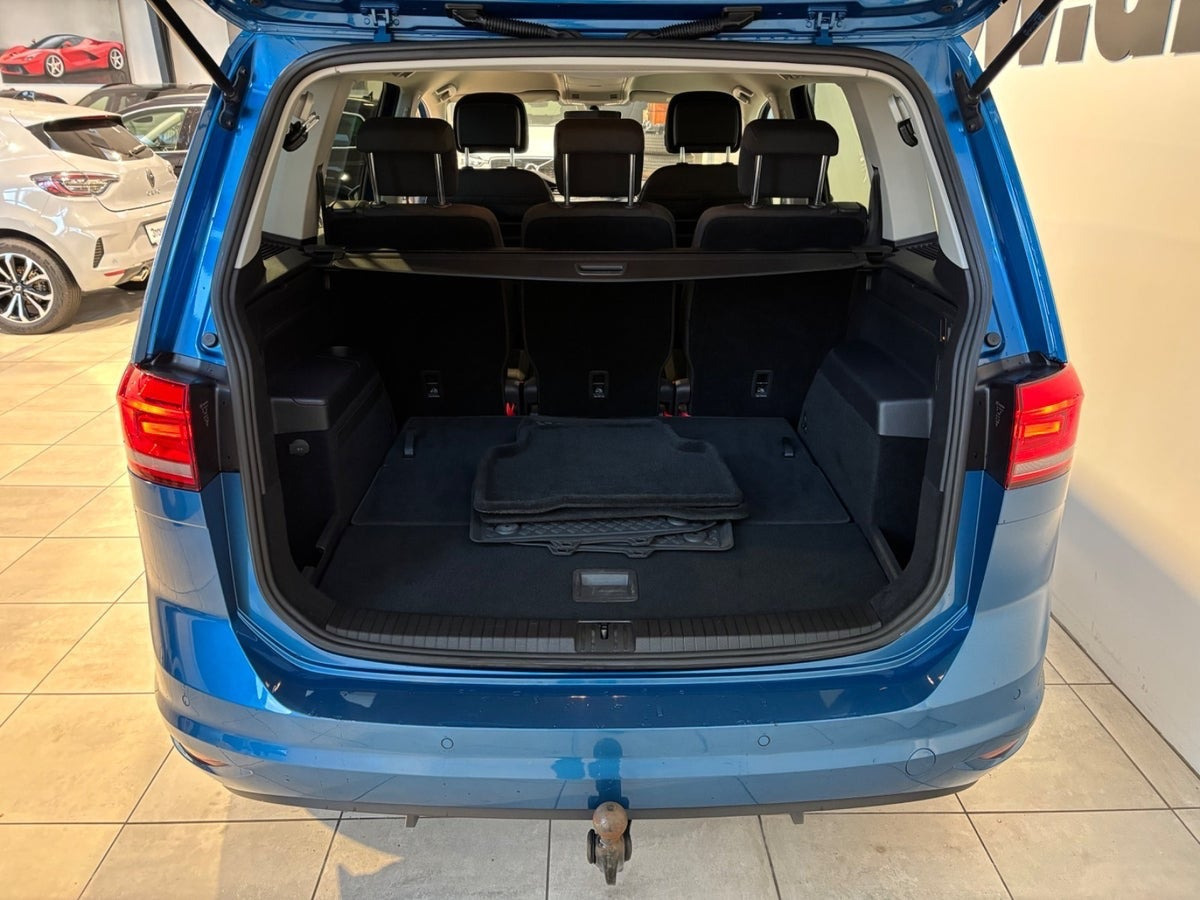 Blå VW Touran fra 2020