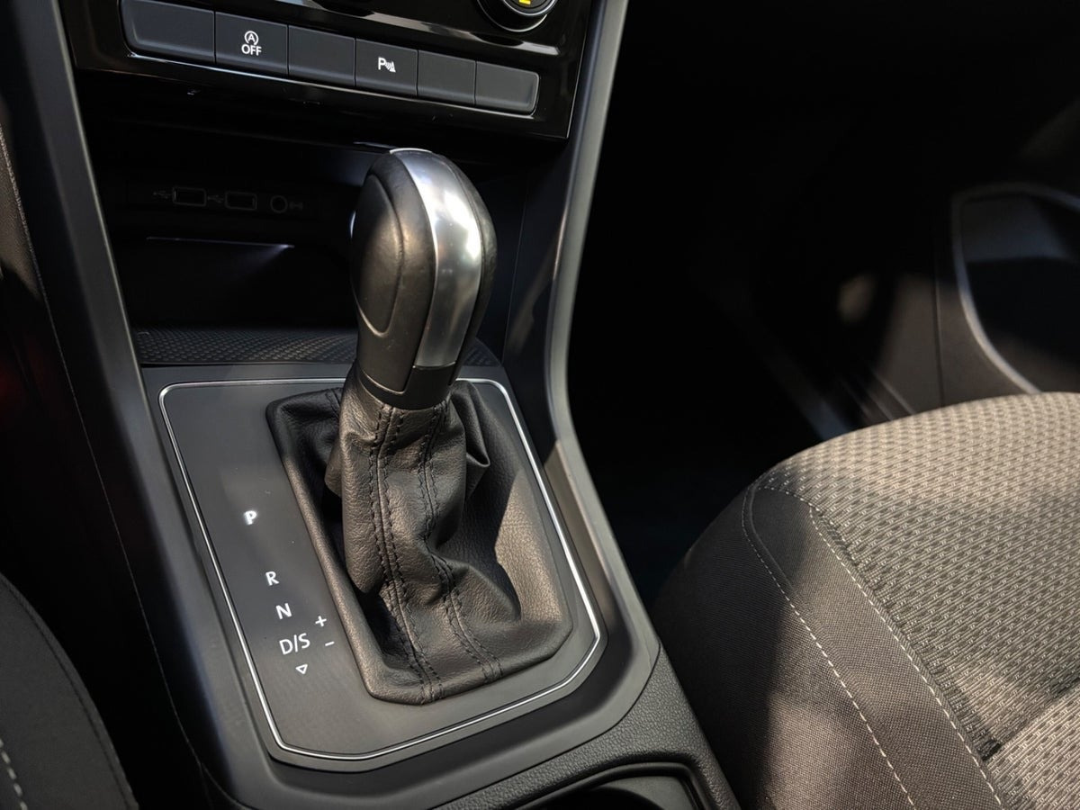 Blå VW Touran fra 2020