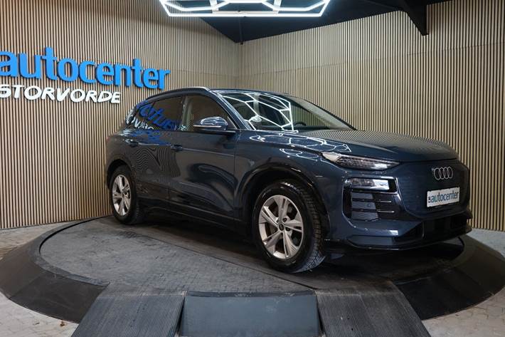 Blå Audi Q6 e-tron fra 2025 set udefra