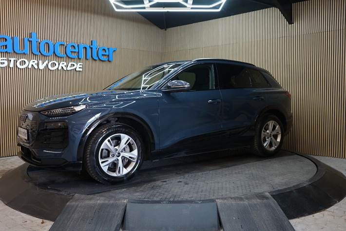 Blå Audi Q6 e-tron fra 2025