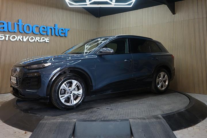 Blå Audi Q6 e-tron fra 2025