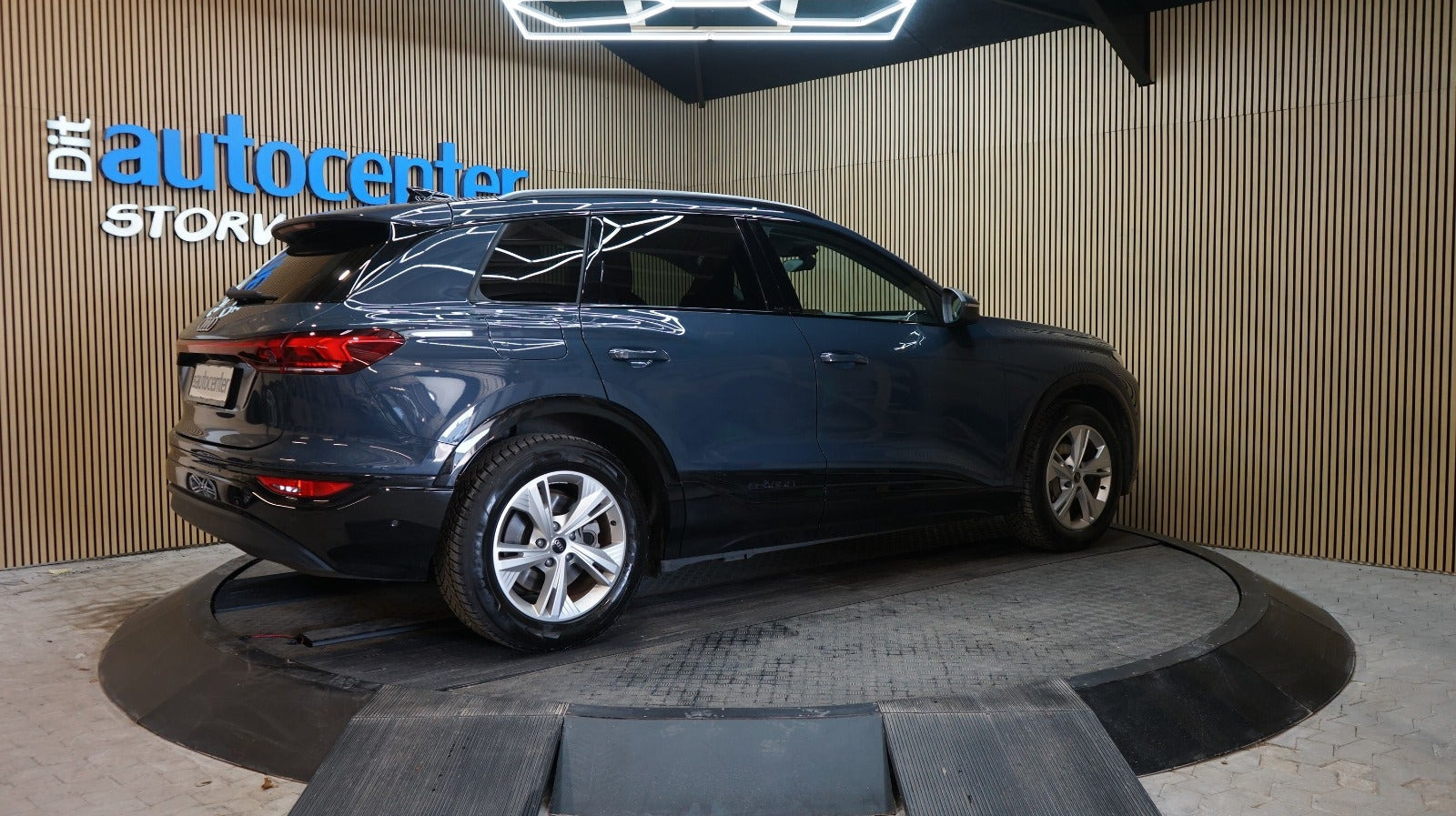 Blå Audi Q6 e-tron fra 2025