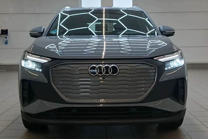 Grå Audi Q4 e-tron fra 2023