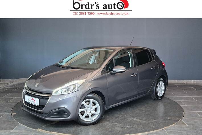 Grå Peugeot 208 fra 2019 set udefra