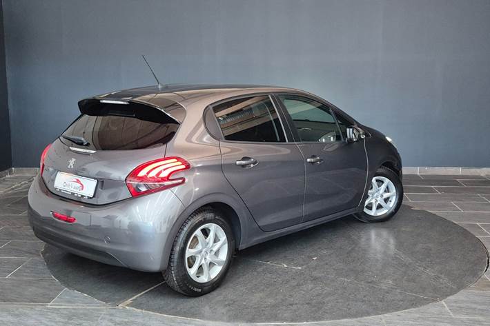 Grå Peugeot 208 fra 2019