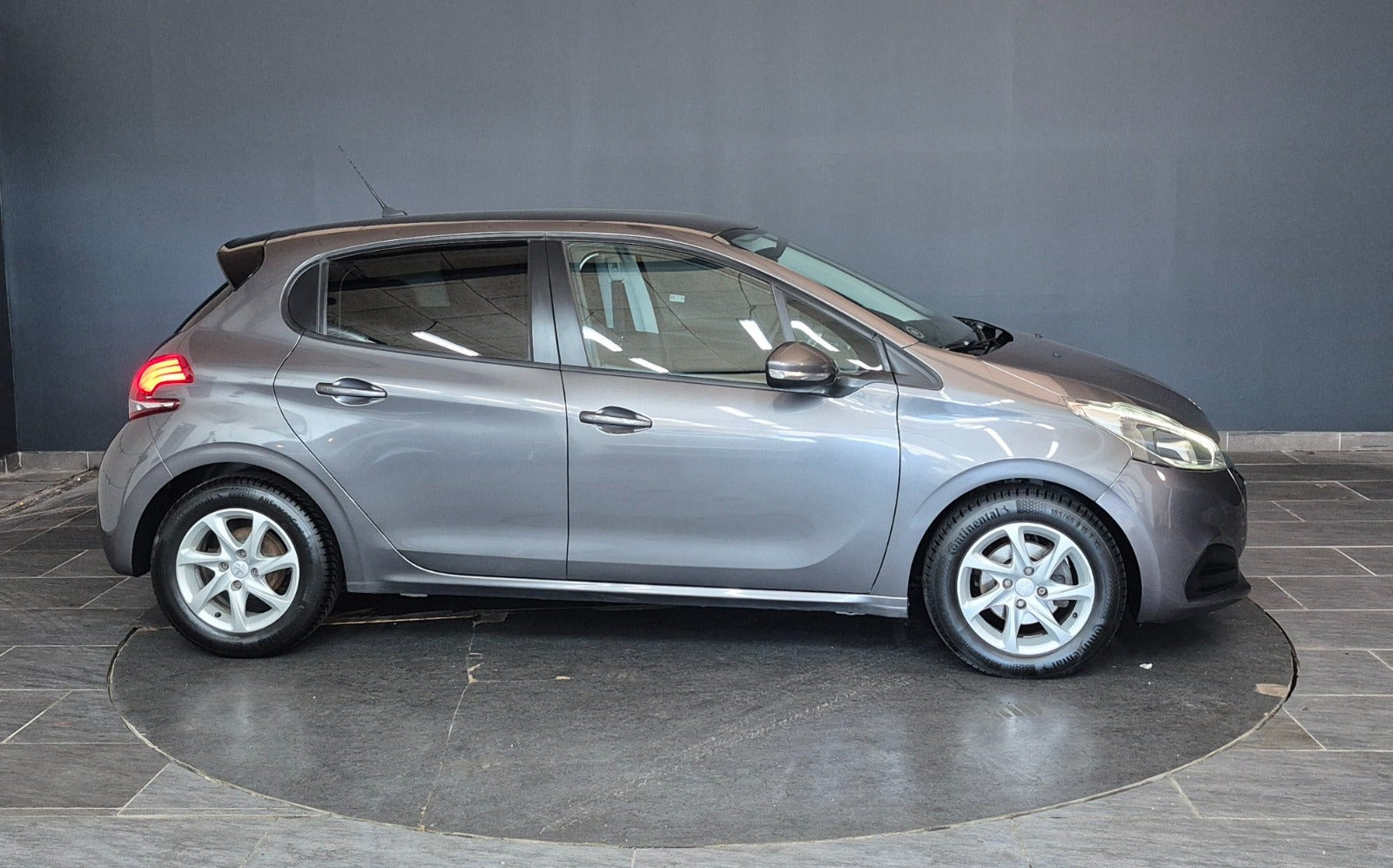Grå Peugeot 208 fra 2019