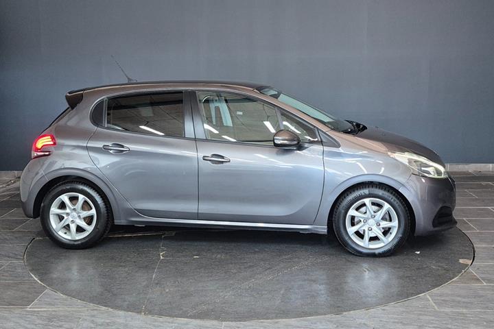 Grå Peugeot 208 fra 2019