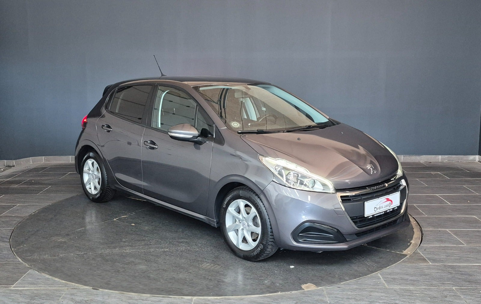 Grå Peugeot 208 fra 2019