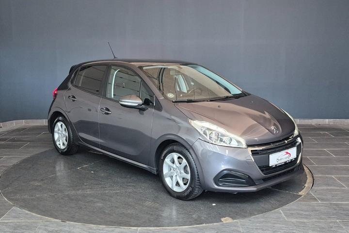 Grå Peugeot 208 fra 2019