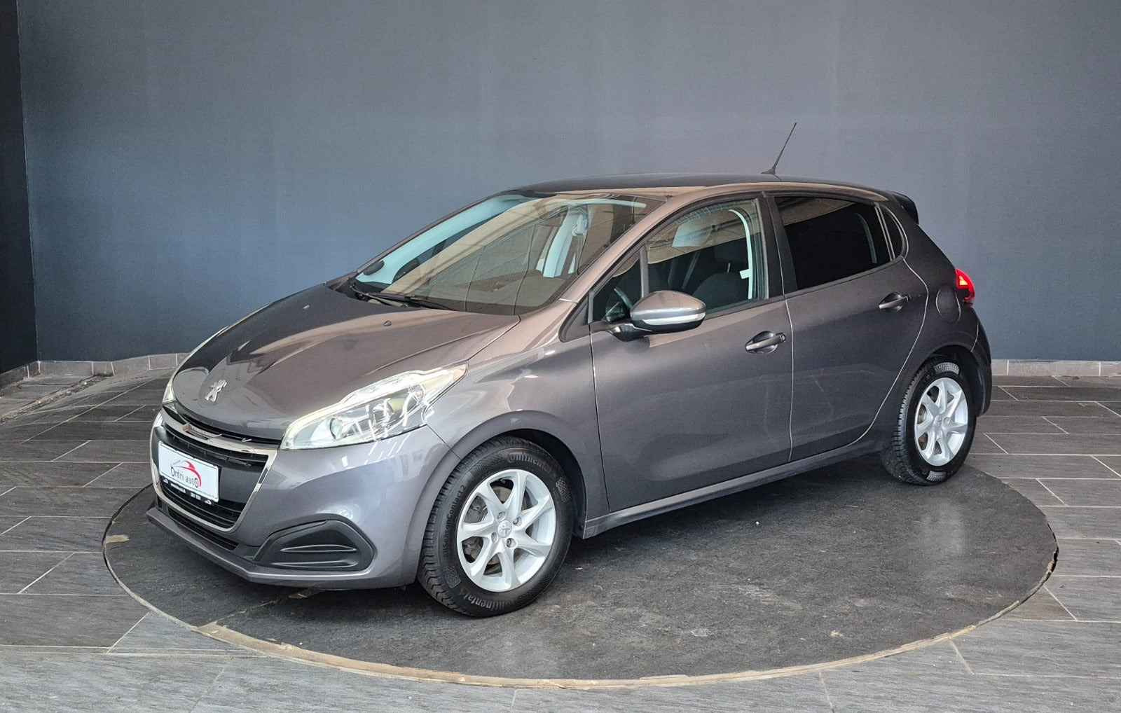 Grå Peugeot 208 fra 2019